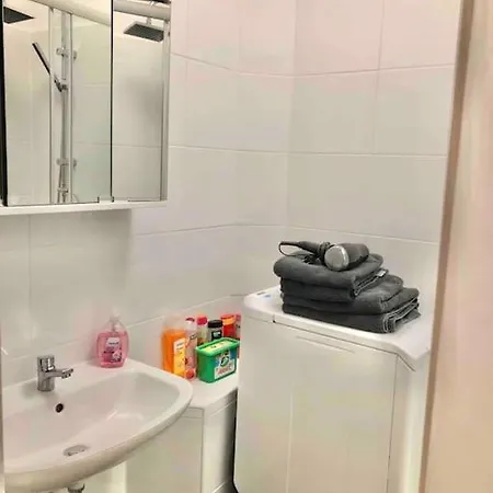 Schönes City-apartment Im Zentrum Mit Balkon! *