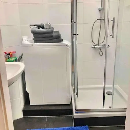 Schoenes City-apartment Im Zentrum Mit Balkon! No Workers, Keine Monteure 아파트 호프